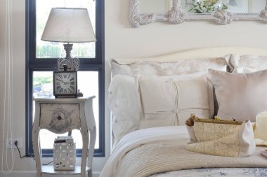 Klasik tarzı masa lambası ve saat başucundaki ile lüks yatak odası iç