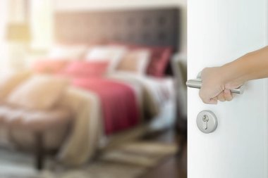 adam el açılış beyaz renkli modern yatak odası iç kapıya