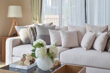 kanepe ve ahşap lamba evde modern oturma odası