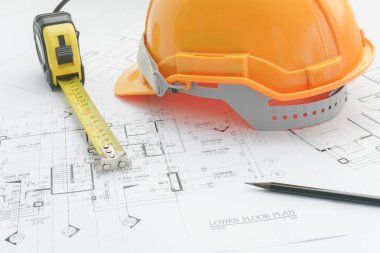 Mimarlar işyeri - mimari araçları, planları, kask, teyp, inşaat kavramı ölçme. Mühendislik araçları.