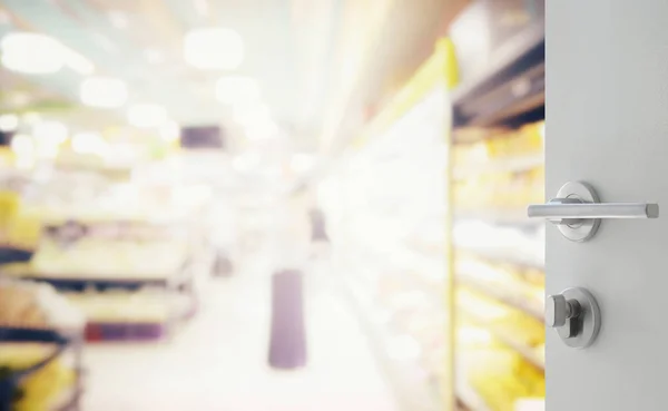 Weiße Tür zum Supermarkt mit verschiedenen Produkten in den Regalen geöffnet — Stockfoto