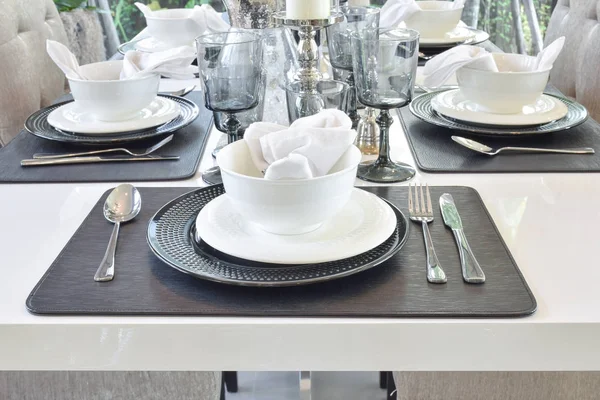 Mesa de elegancia en la mesa de comedor de mármol en el interior del comedor de estilo moderno — Foto de Stock