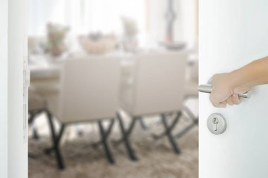 adam el yemek masası ve rahat sandalyeler ile yemek odası beyaz kapı açma 