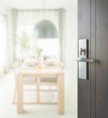 modern evinde yemek masası ve rahat sandalyeler ahşap kapı açıldı