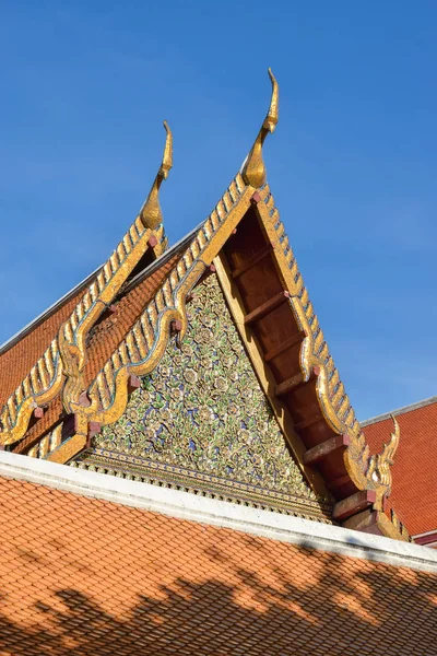 Thailändska templet taket, buddhismen tempel — Stockfoto