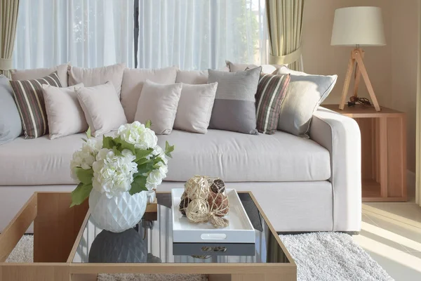 Moderno diseño de sala de estar con sofá y lámpara de madera — Foto de Stock