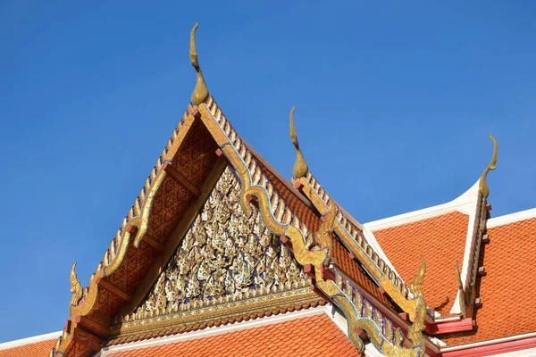 Roof top apex, arkitekturen thailändska templet — Stockfoto