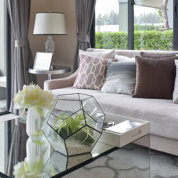 Almohadas de color de tono tierra de lujo en el sofá en la sala de estar —  Fotos de Stock