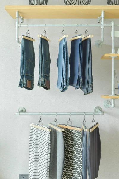 Faldas y jeans colgados en estilo industrial walk in closet — Foto de Stock