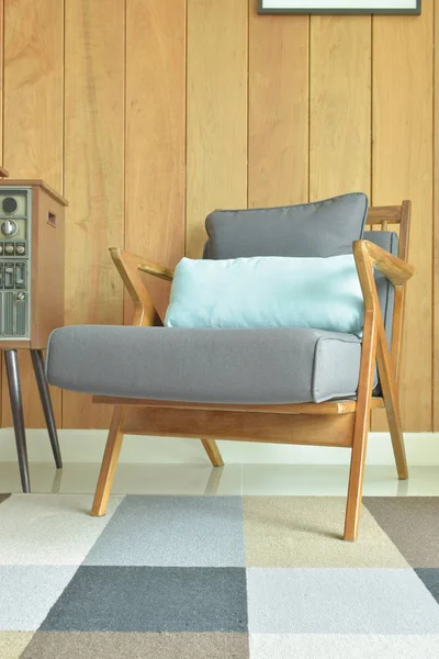 Sillón de estilo retro con pared de madera en el fondo — Foto de Stock