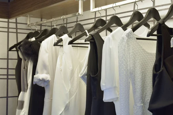 Svarta och vita dukar hängande i garderoben — Stockfoto