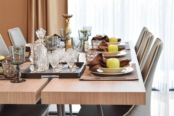 Jantar mesa de madeira e cadeiras confortáveis em casa moderna com ajuste de mesa elegante — Fotografia de Stock