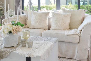Klasik koltuk ve dekoratif tablo sette lüks oturma odası