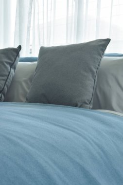 Gri renkli yastıklar mavi battaniye ile modern yatak odası ile yatak