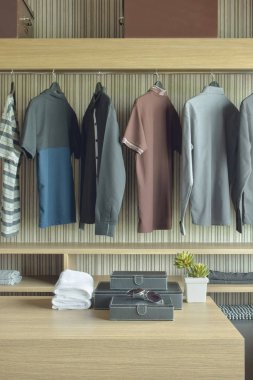 Erkekler için dolap ahşap yürüyüş