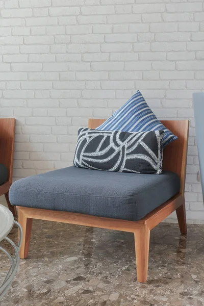 Silla tapizada azul oscuro con almohadas en la sala de estar — Foto de Stock