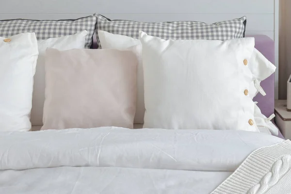 关闭设置在英国乡村风格床上用品卧室里的白色枕头 — 图库照片