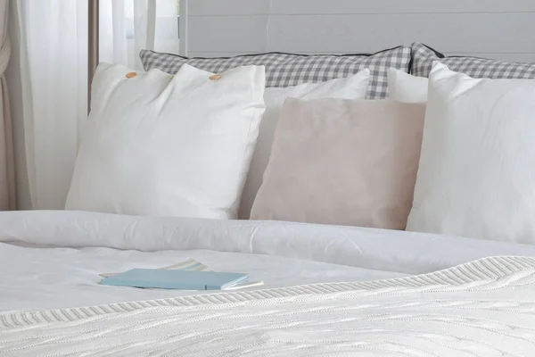 Ustawienie Notebook na łóżku w angielskim stylu pościel wnętrze — Zdjęcie stockowe