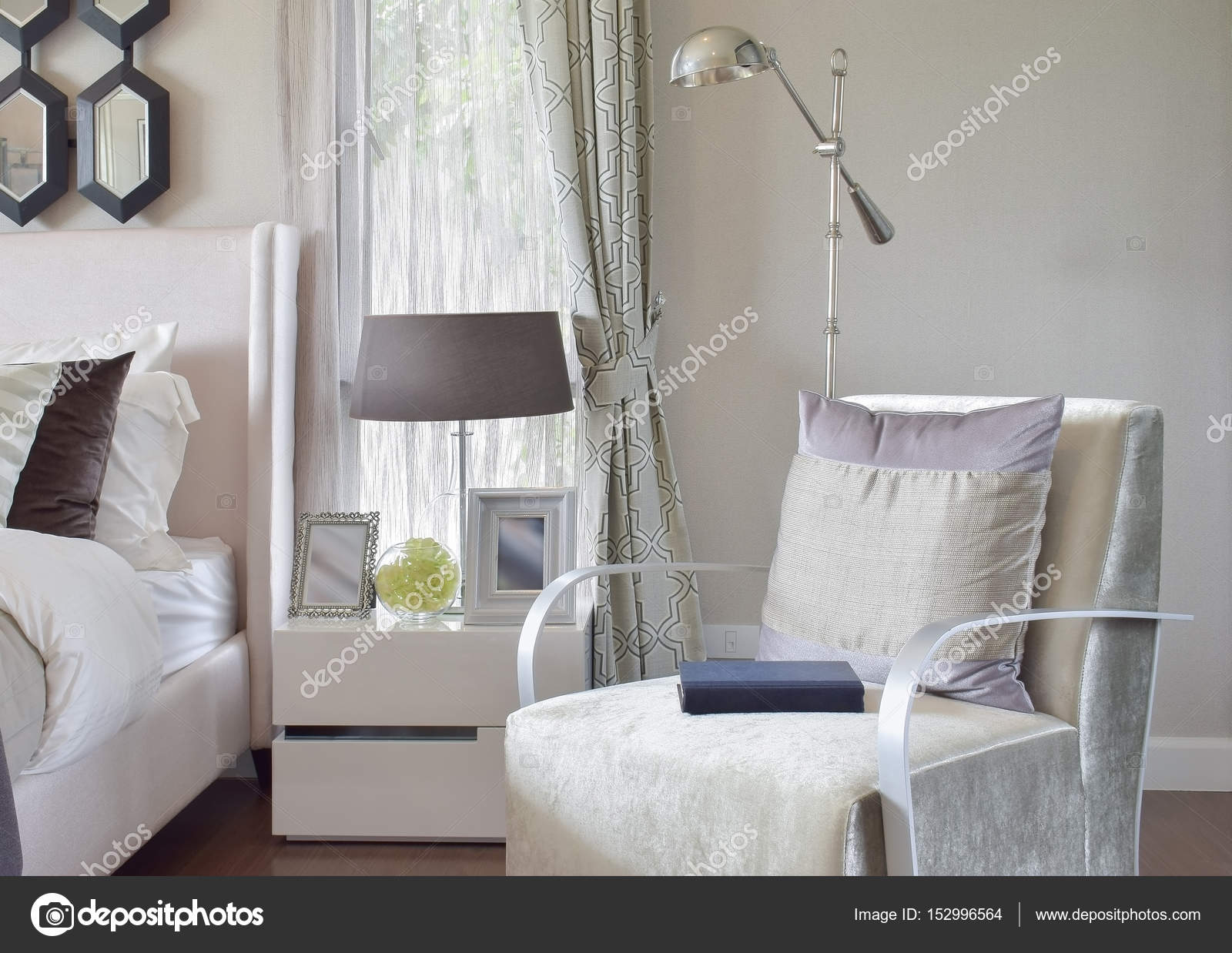 Modern hálószoba belsŠszürke párna fotel és éjjeli lámpa otthon ...
