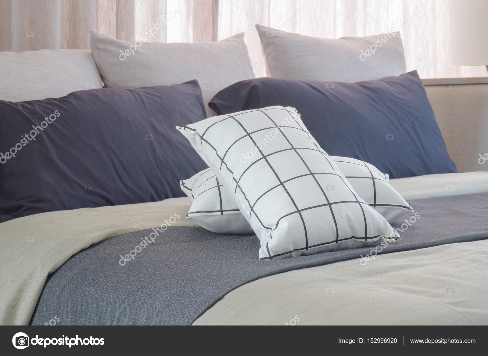 schlafzimmer schwarz weis grau, schwarz / weiß-kissen auf dunkles grau bett läufer im schlafzimmer, Design ideen