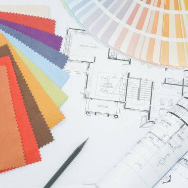 Tasarımcımız tasarımcı çalışma tablosu çizim, örnek kumaş ve renk paleti