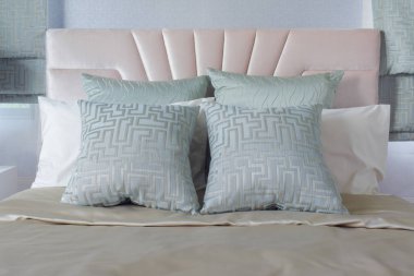 Saten bitmiş yastık yatak mercan pembe renkli başlık arka plan ile ayarlama