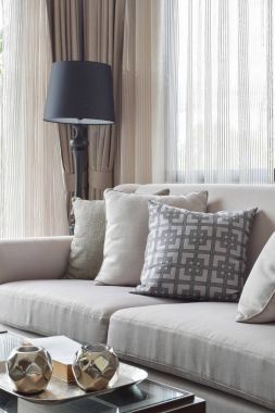 Dünya sesi kanepe set ve siyah gölge ayakta lamba