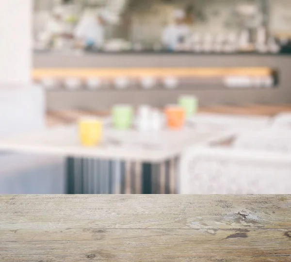 Mesa de madera con restaurante interior y mesas de colores para la comida — Foto de Stock