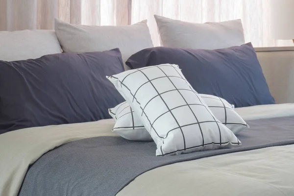 Zwart-wit kussens instellen op donkere grijze bed runner in de slaapkamer — Stockfoto