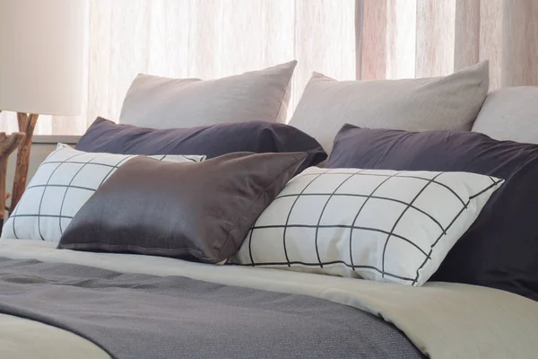 Класичні тонові подушки, встановлені на ліжку в спальні класичного стилю — стокове фото