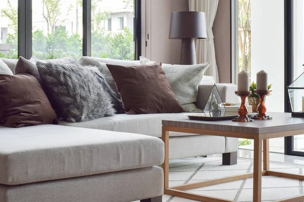 Conjunto de sofá clásico y mesa de marco de madera con vela en palo de vela — Foto de Stock