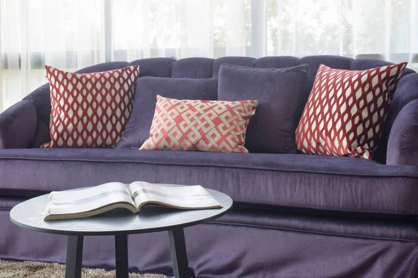 Revista sobre mesa con sofá violeta engastado en fondo — Foto de Stock