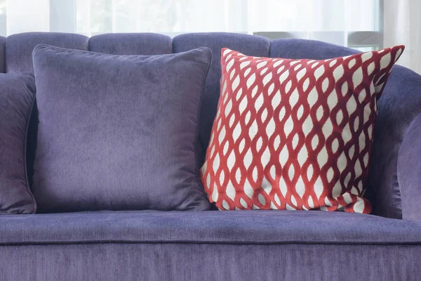 Almohada de patrón cruzado rojo con sofá violeta — Foto de Stock