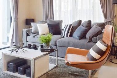 şık salon tasarımı ile rahat kanepe üzerinde gri ve siyah çizgili yastık