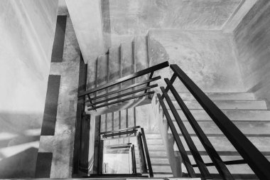 Boş modern kaba beton merdiven siyah çelik Küpeşte ile