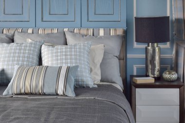 Stil yatak takımları ile romantik ışık mavi lamba okuma