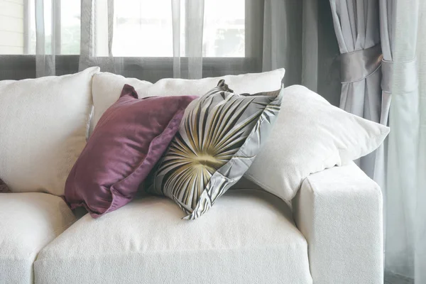 Hermosas almohadas púrpura y verde en el sofá blanco en la sala de estar —  Fotos de Stock