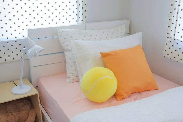 Žluté nafouklé koule a oranžová barva polštář na posteli v ložnici sladké barevné schéma — Stock fotografie