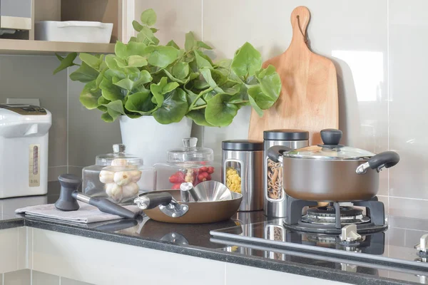 Ollas, pastas y frascos de condimentos en el mostrador de la cocina —  Fotos de Stock