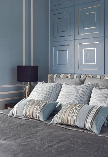 Светло-синий романтический стиль спальни с узором и текстурой постельного белья — стоковое фото