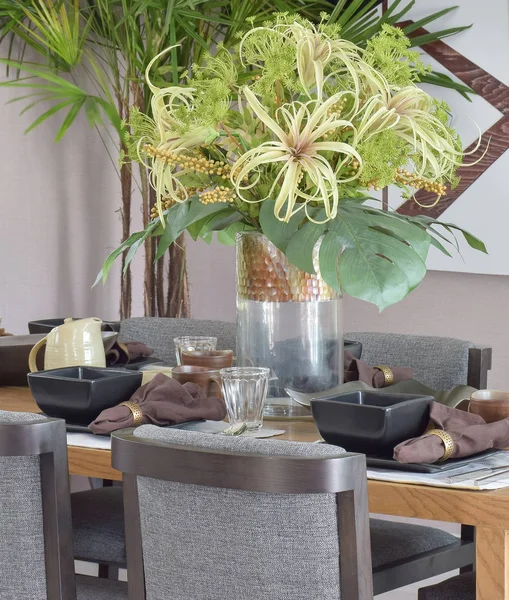 Ensemble à manger moderne sur table en bois — Photo