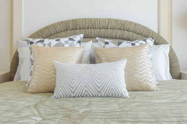 Grafiska mönster silver och golden kuddar inställning på säng med ljus guldfärg filt i klassisk stil sovrum — Stockfoto