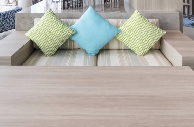 Oturma odasında renkli yastıklar grubu