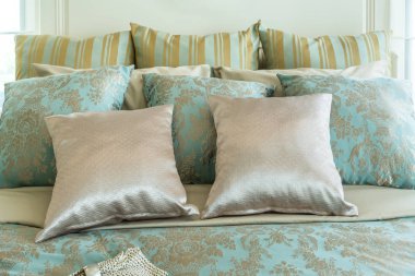 Klasik yatak ve yastık yatak odası