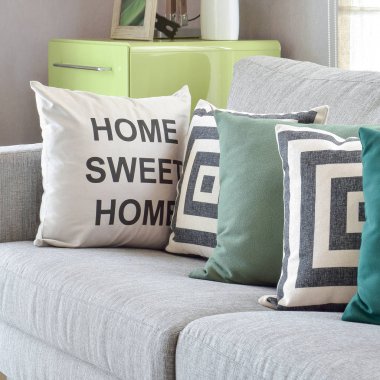 Geometri deseni yastık modern oturma odasında ile rahat gri kanepe