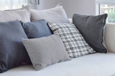 Modern oturma odası iç kanepe üzerinde siyah ve beyaz ekose desenli deseni yastık ile