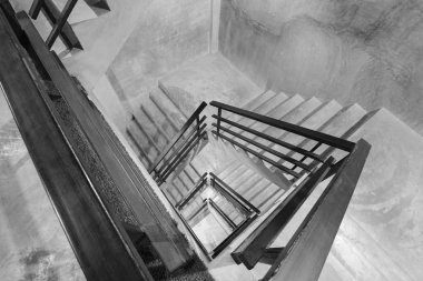 Boş modern kaba beton merdiven siyah çelik Küpeşte ile