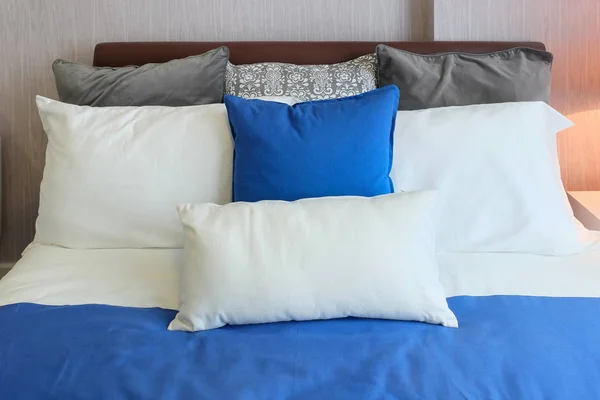 Poduszki na nowoczesne łóżka z kolor niebieski ton konstrukcji — Zdjęcie stockowe
