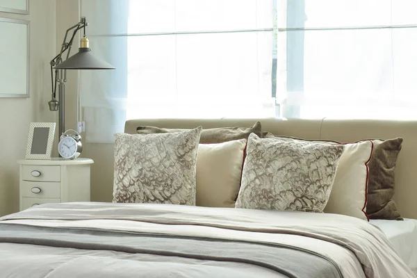 lamba ve ahşap masa çalar saat ile lüks yatak odası