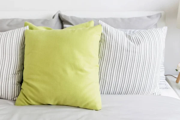 Moderne slaapkamer met groen kussen op bed — Stockfoto
